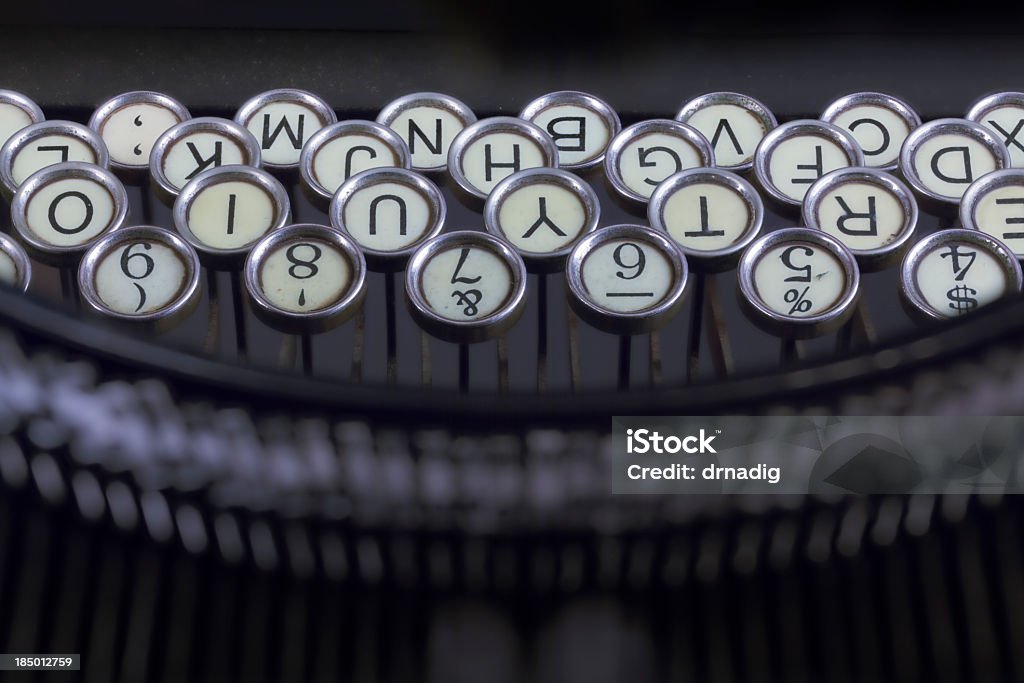 Anticuario teclado de máquina de escribir - Foto de stock de Anticuado libre de derechos