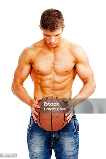 Muscoloso Giovane Uomo Con Il Basket - Fotografie stock e altre immagini di A petto nudo - A petto nudo, Abbigliamento casual, Adulto
