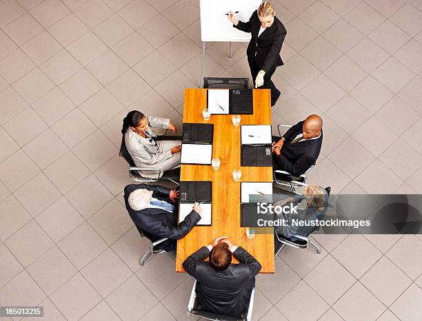 Geschäftsleute Am Konferenztisch Stockfoto und mehr Bilder von Vorstandsetage - Vorstandsetage, Weiße Tafel, Ansicht aus erhöhter Perspektive