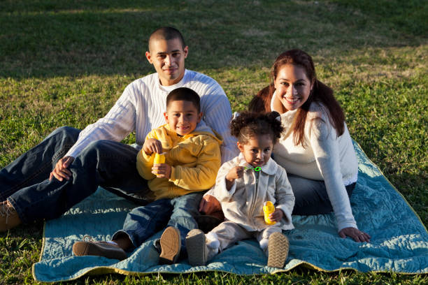 jovem hispânico família no parque - sc0526 - fotografias e filmes do acervo
