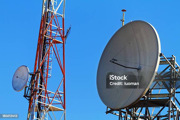 Foto de Comunicação Antennas e mais fotos de stock de Alto - Descrição Geral - Alto - Descrição Geral, Antena - Equipamento de telecomunicações, Antena de Televisão