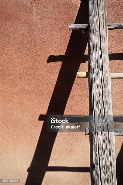 Adobe Drewniane Drabiny - zdjęcia stockowe i więcej obrazów Albuquerque - Stan Nowy Meksyk - Albuquerque - Stan Nowy Meksyk, Architektura, Budynek z zewnątrz