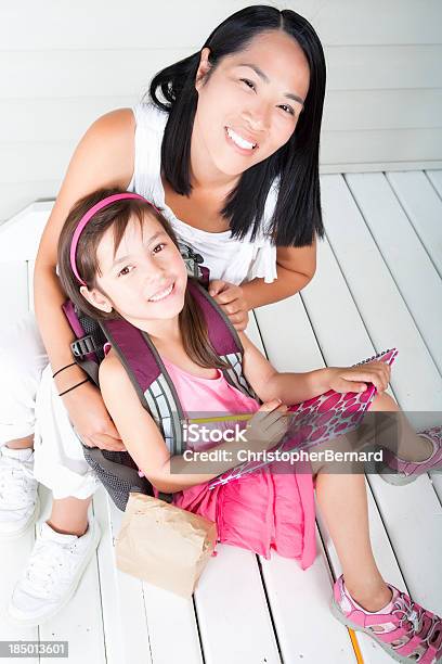 Rapariga Estudante Sentado Com A Mãe Em Frente Os Passos - Fotografias de stock e mais imagens de 25-29 Anos