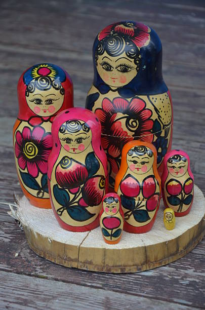 матрёшка - russian nesting doll multi generation family doll russian culture стоковые фото и изображения