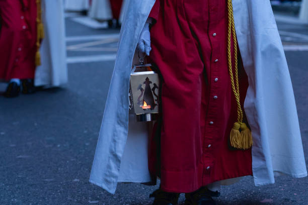 brat w procesji ulicami, niosący świecę. - penitente people zdjęcia i obrazy z banku zdjęć