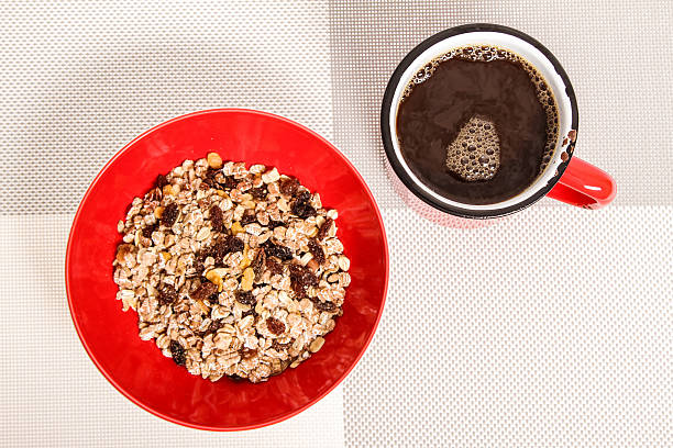 tasse kaffee mit müsli - granola cereal breakfast stack stock-fotos und bilder