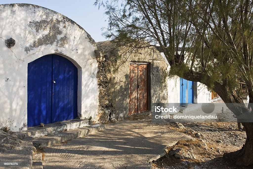 Gruppo di pittoresche case, alfabeto greco - Foto stock royalty-free di Albero