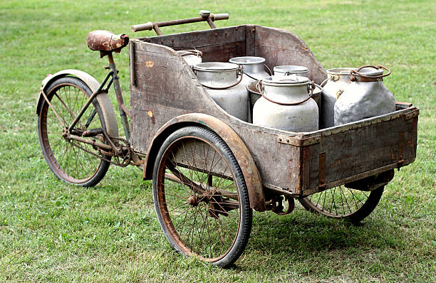 zardzewiały rowery starożytnego mleczarz z aluminium bębna - milkman zdjęcia i obrazy z banku zdjęć