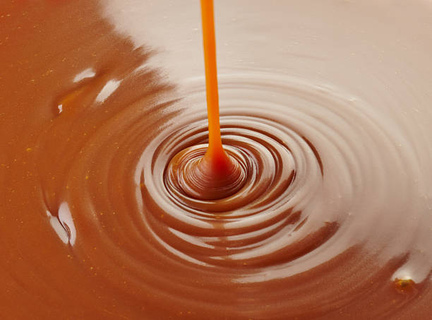 słodki sos karmelowy - caramel sauces sweet sauce pouring zdjęcia i obrazy z banku zdjęć