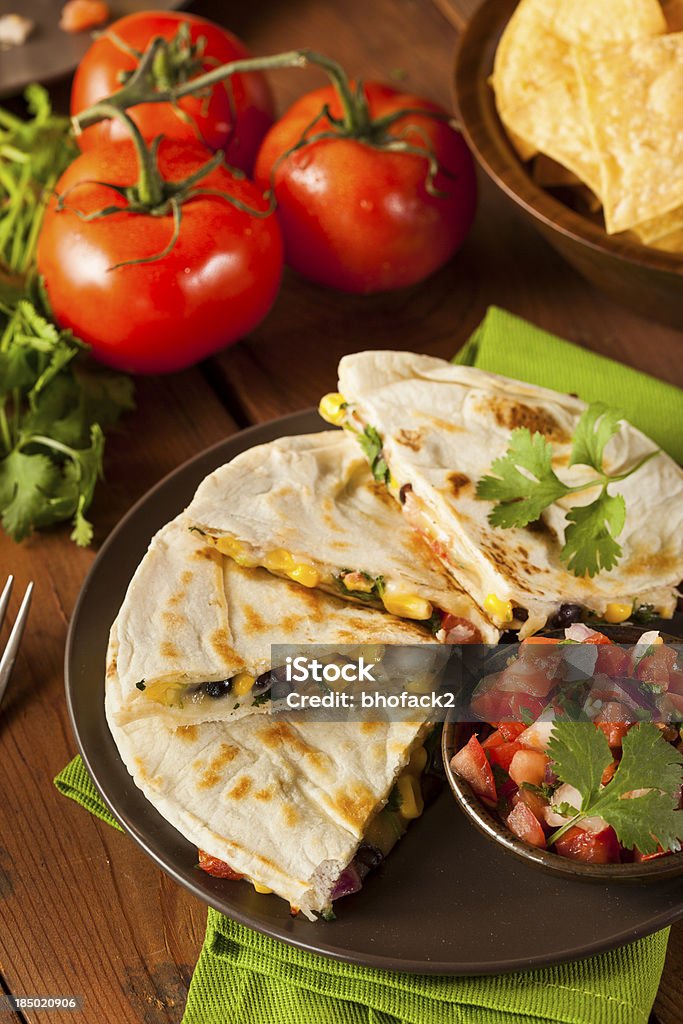 Quesadilla de queijo caseiro e feijão - Foto de stock de Alface royalty-free