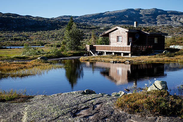 小型でノルウェー湖のコテージ - scandinavian lake cottage house ストックフォトと画像