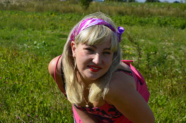 Retrato de mujer joven en hierba - foto de stock