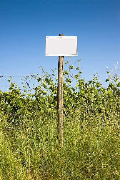 panneau indiquant dans la campagne. - segnalazione photos et images de collection