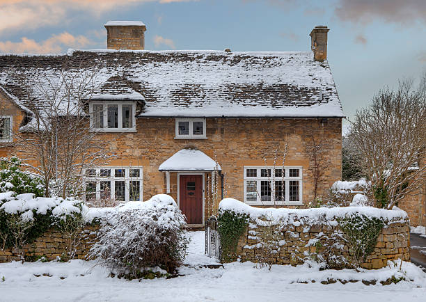 cotswolds cabaña en la nieve - casita fotografías e imágenes de stock