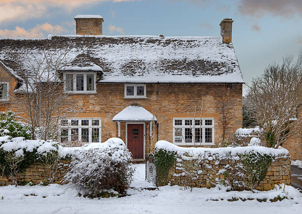 cotswold cottage in snow - huisje stockfoto's en -beelden