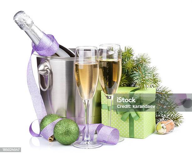 Weihnachten Champagner Im Eimer Und Geschenkbox Stockfoto und mehr Bilder von Geschenk - Geschenk, Lila, Weinflasche