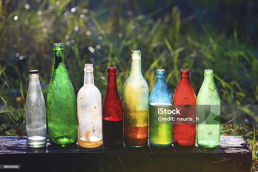 Old frascos de diferentes bebidas - Foto de stock de Amarillo - Color libre de derechos