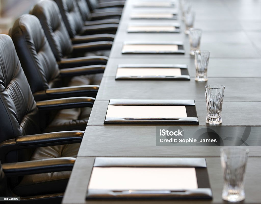 Зал заседаний стол для совещаний - Стоковые фото Классная доска роялти-фри