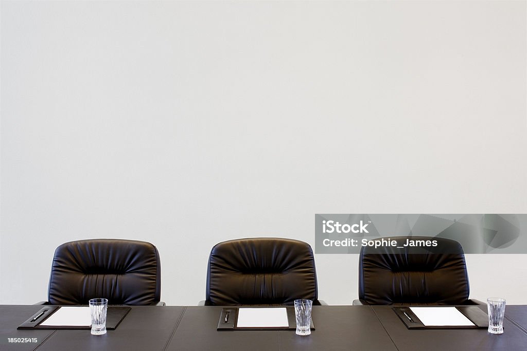 La table de conférence est configurée pour une réunion - Photo de Assemblée Générale annuelle libre de droits