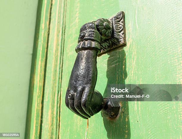 Close Up A Door Knocker Классический — стоковые фотографии и другие картинки Антиквариат - Антиквариат, Бронза, Выветрившийся