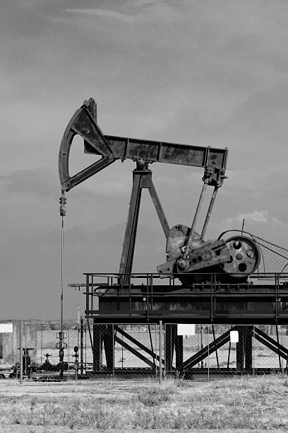 istock Operating oil and gas well 185025965