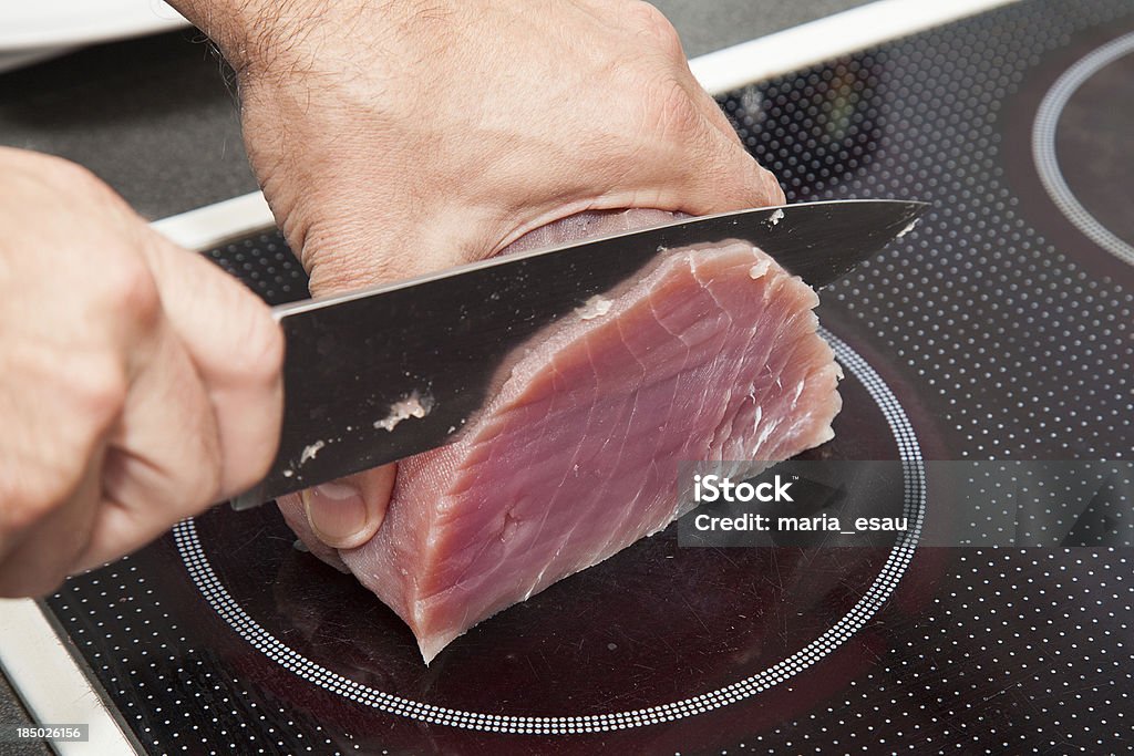 Coltello Taglio di carne di tonno - Foto stock royalty-free di Alimentazione sana