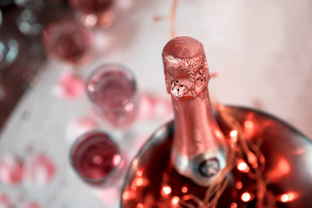 cita romántica con champán rosado - champagne rose flower pink fotografías e imágenes de stock