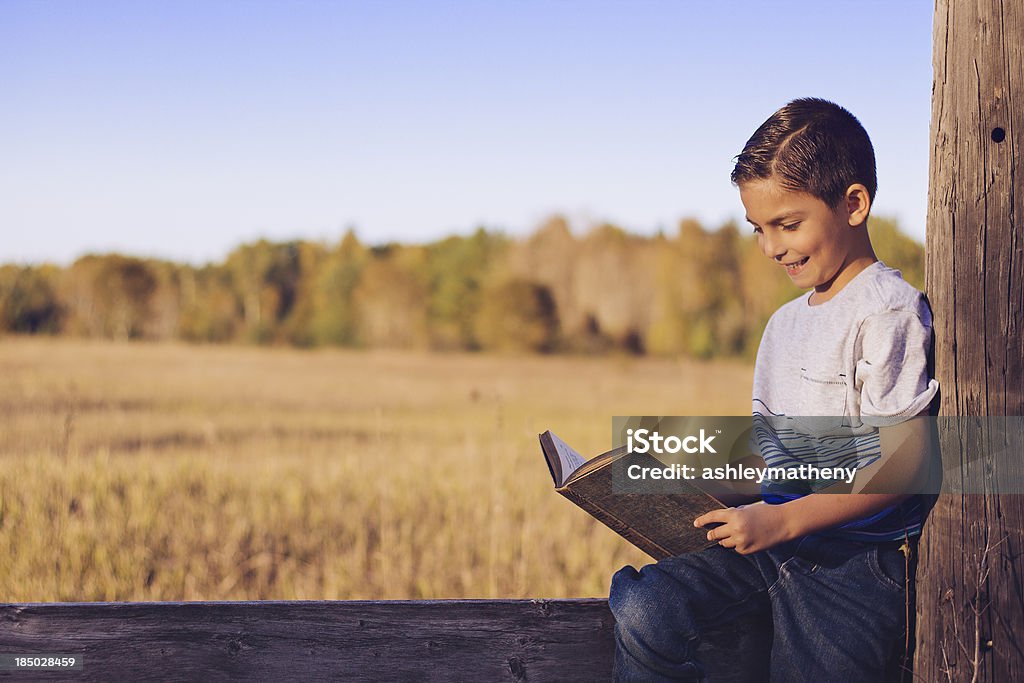 Kind liest Buch - Lizenzfrei Akademisches Lernen Stock-Foto