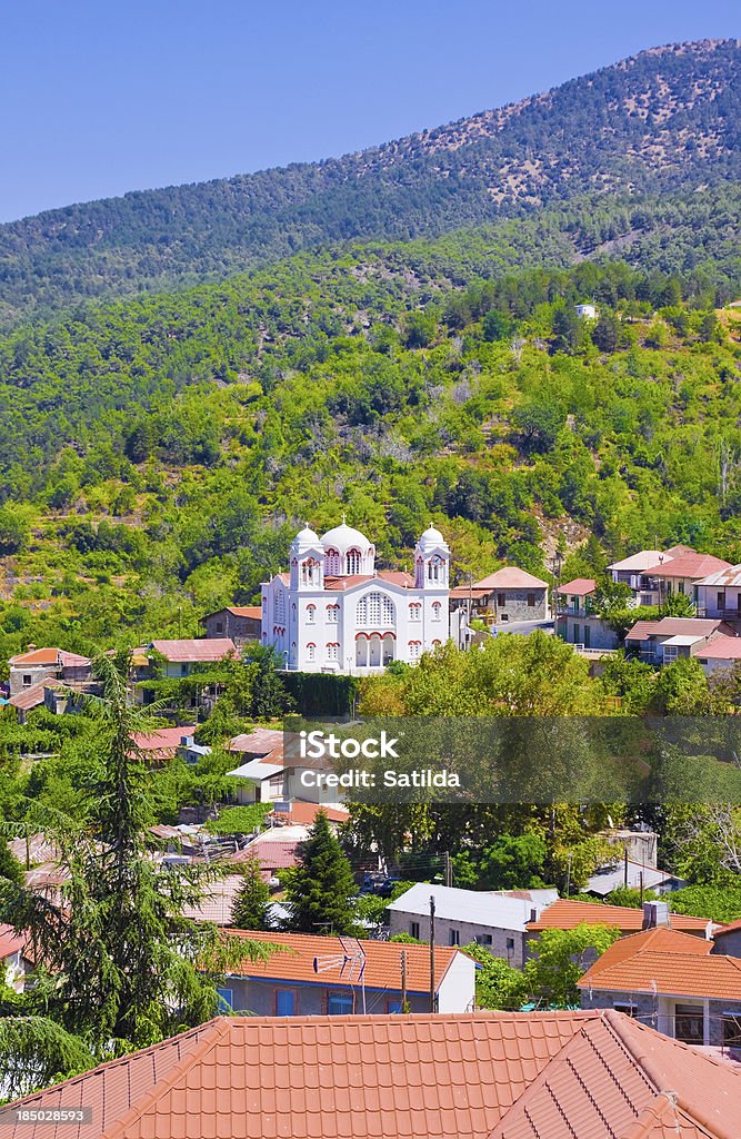 Pedoulas, Cipro.  Tetti, montagne e grande Chiesa di Santa Croce - Foto stock royalty-free di Albero