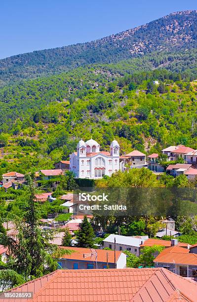 Pedoulas Cipro Tetti Montagne E Grande Chiesa Di Santa Croce - Fotografie stock e altre immagini di Albero