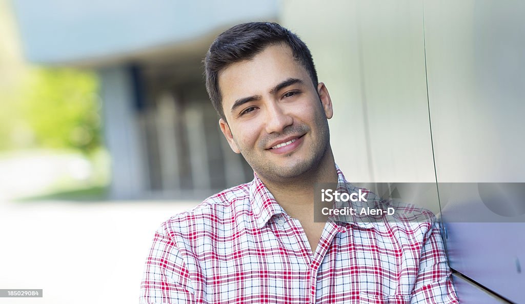 Ritratto di un giovane uomo sorriso - Foto stock royalty-free di Uomini