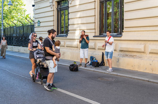 una banda de música de artistas callejeros tocando en la calle de la victoria (calea victoriei) en el centro de bucarest. - sunny cantante fotografías e imágenes de stock