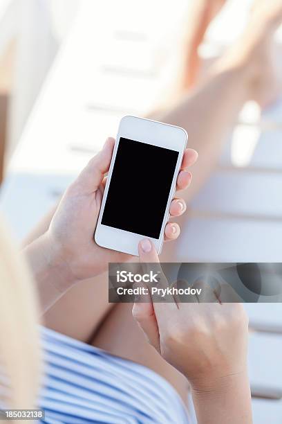 Ragazza In Costume Da Bagno Sdraiata Su Una Chaise Longue Con Telefono - Fotografie stock e altre immagini di Adulto