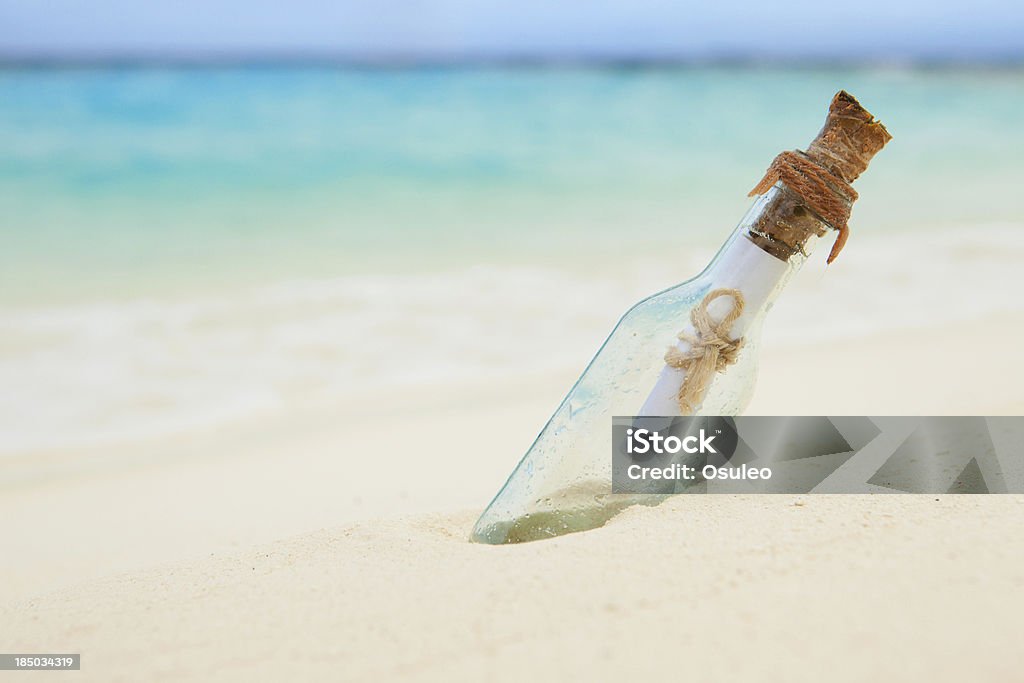 Lettre dans une bouteille sur la plage - Photo de Bouteille libre de droits