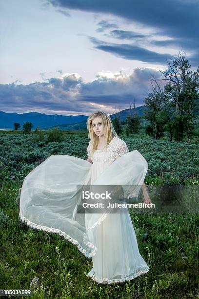 Foto de Ghost Mulher No Campo e mais fotos de stock de Adulto - Adulto, Branco, Campo