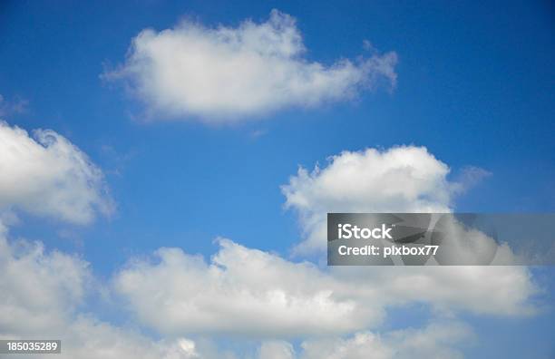 Облака В Синее Небо — стоковые фотографии и другие картинки Абстрактный - Абстрактный, Без людей, Белый