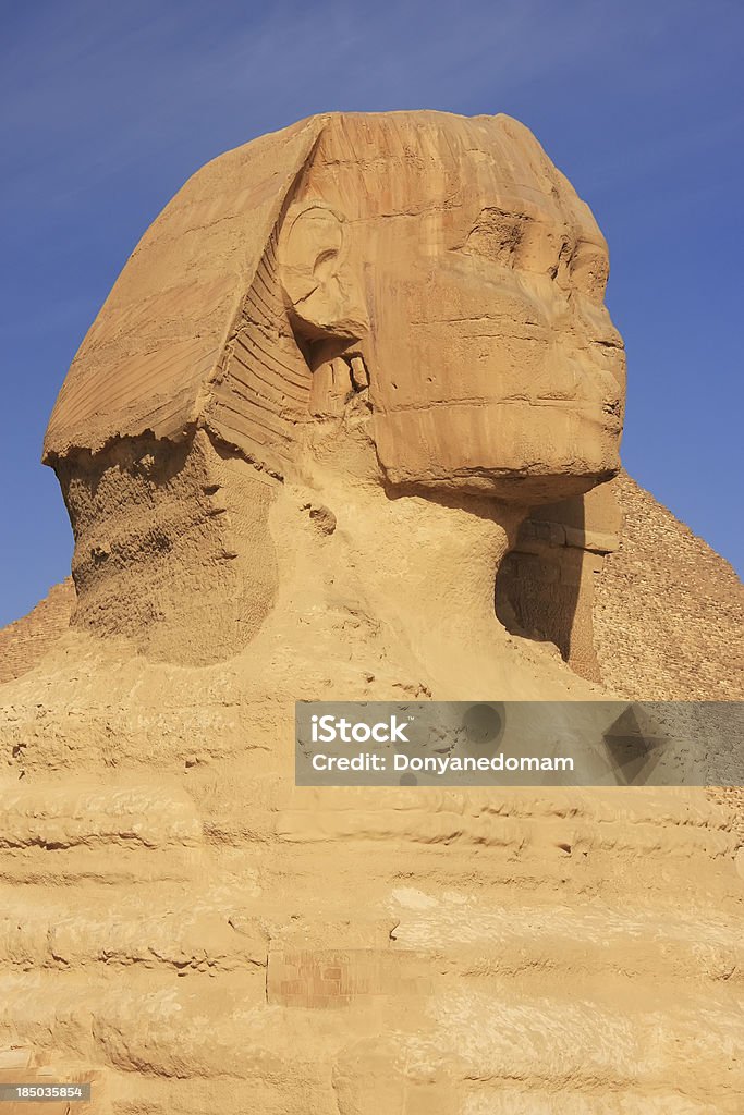 Большой Сфинкс против голубого неба, Каир - Стоковые фото Археология роялти-фри