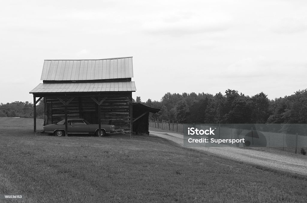 Establo y automóvil - Foto de stock de Aire libre libre de derechos