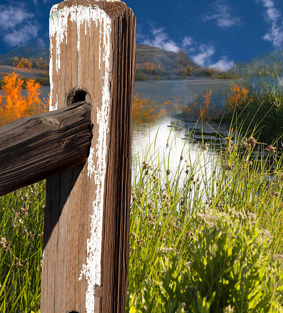 Paisaje con valla polos - foto de stock