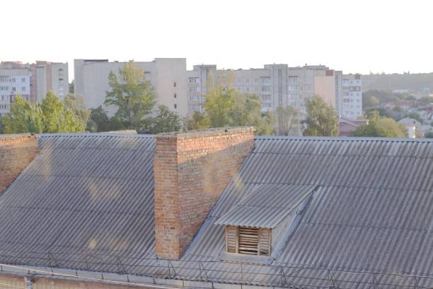 vista dos telhados da cidade de casas baixas. - amianto telhado eternit - fotografias e filmes do acervo