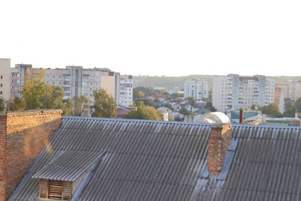 vista dos telhados da cidade de casas baixas. - amianto telhado eternit - fotografias e filmes do acervo