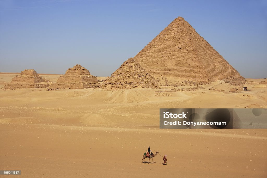 Pirâmide de Miquerinos e pirâmides de Queens, Cairo - Foto de stock de Antigo royalty-free