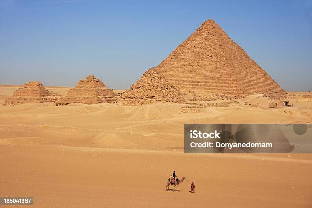 Foto de Pirâmide De Miquerinos E Pirâmides De Queens Cairo e mais fotos de stock de Antigo