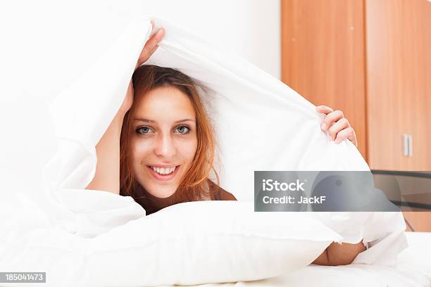 Schöne Junge Frau Aufwachen Im Bett Stockfoto und mehr Bilder von Attraktive Frau - Attraktive Frau, Aufwachen, Bett