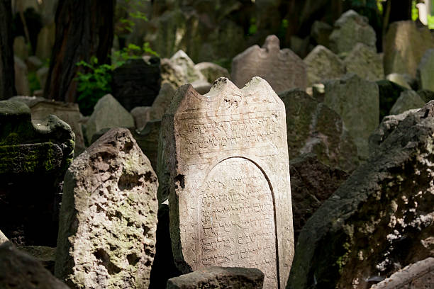 jewish gravestones en praga - east european jewish fotografías e imágenes de stock