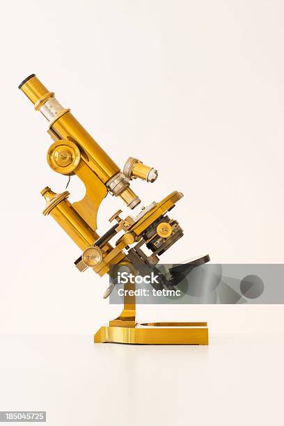 Vecchio Golden Microscopio - Fotografie stock e altre immagini di Antico - Vecchio stile - Antico - Vecchio stile, Apparecchiatura medica, Attrezzatura