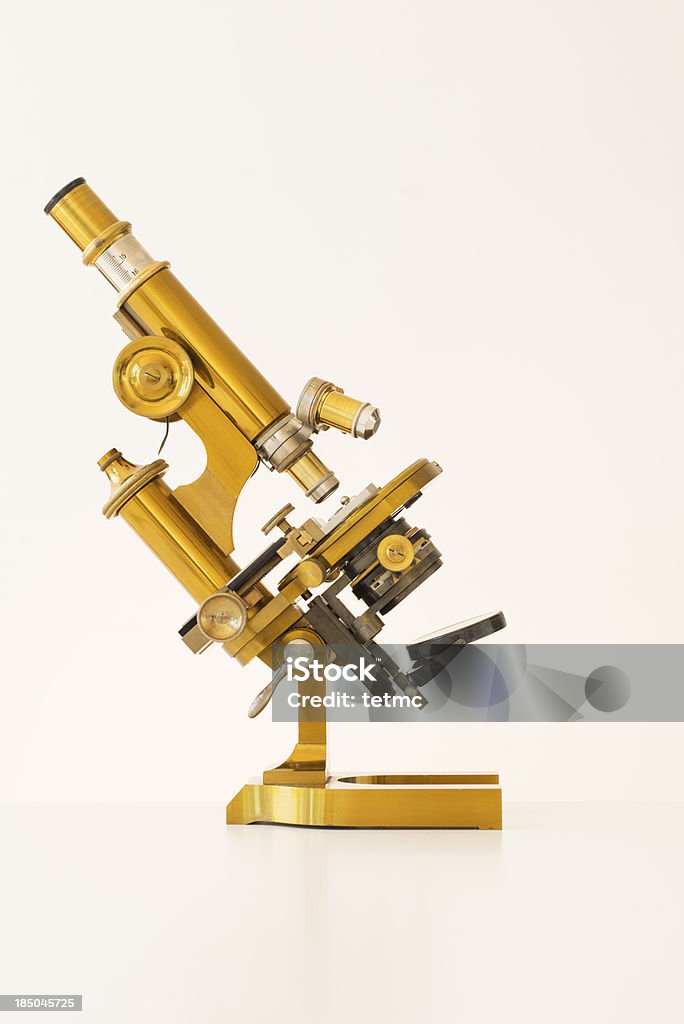 Старый золотой микроскоп - Стоковые фото Антиквариат роялти-фри