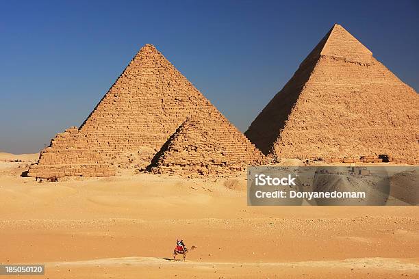 Foto de Grandes Pirâmides De Gizé No Cairo e mais fotos de stock de Antigo - Antigo, Arcaico, Areia