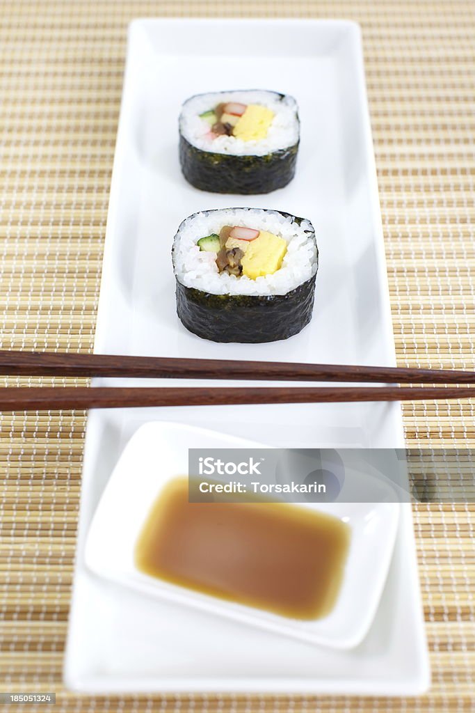 Makizushi deliziosi involtini di sushi - Foto stock royalty-free di Antipasto