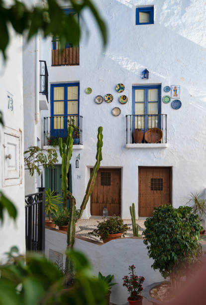 blaue eleganz in der andalusischen altstadtfassade - fuengirola stock-fotos und bilder